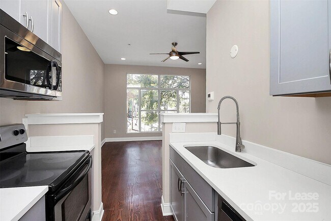 Building Photo - 2040 Atherton Heights Ln