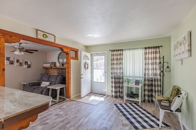 Building Photo - Super cute updated home!