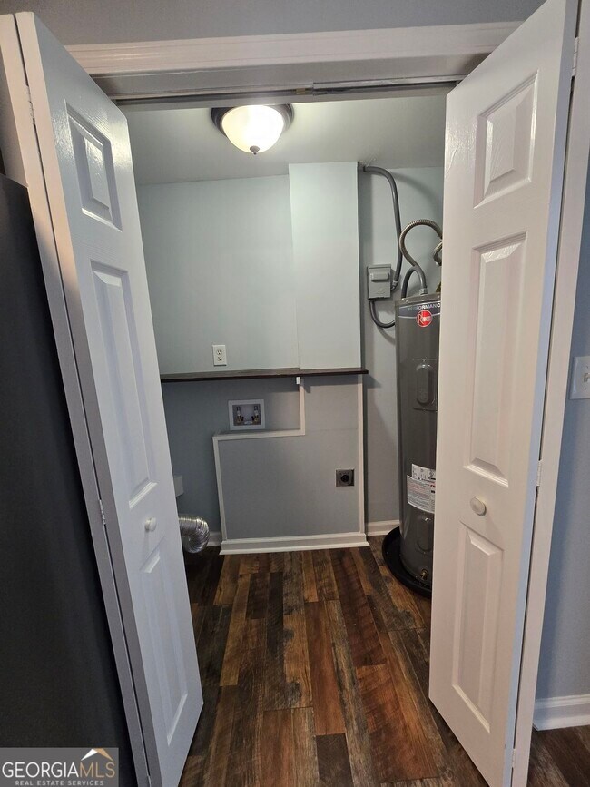 Building Photo - 1211 Lake Dr