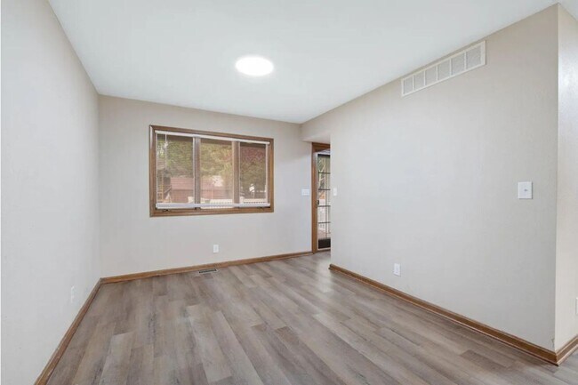 Building Photo - HUGE 4 Bedroom, 3.5 Bathroom!
