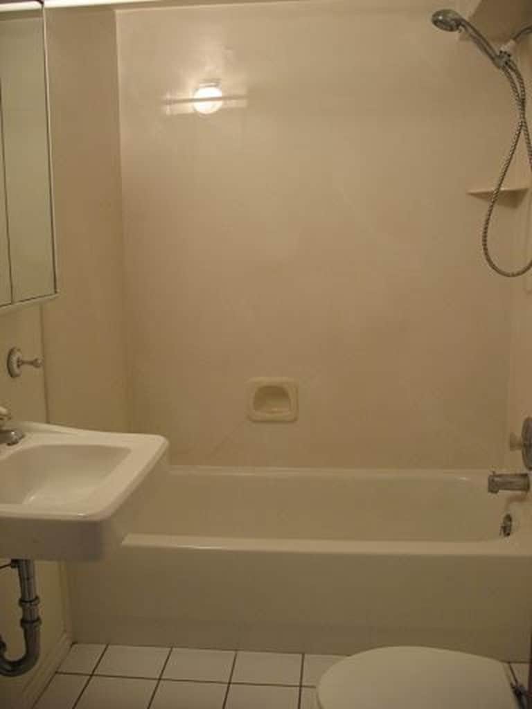 Full Bath - 718 S Elizabeth St