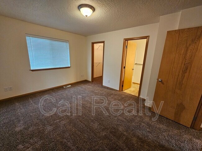 Building Photo - 828 Kelsea St