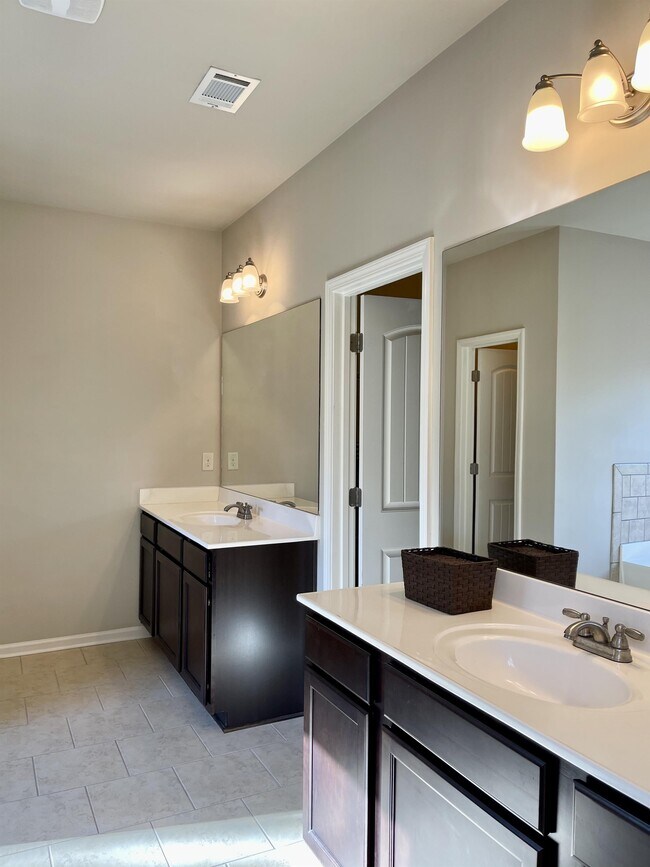 Building Photo - 7260 Silk Tree Pointe