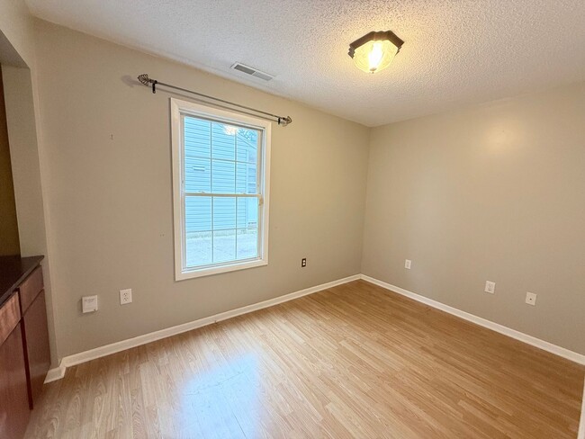 Building Photo - Beautiful 3 bed 2 bath home in Bloomington!