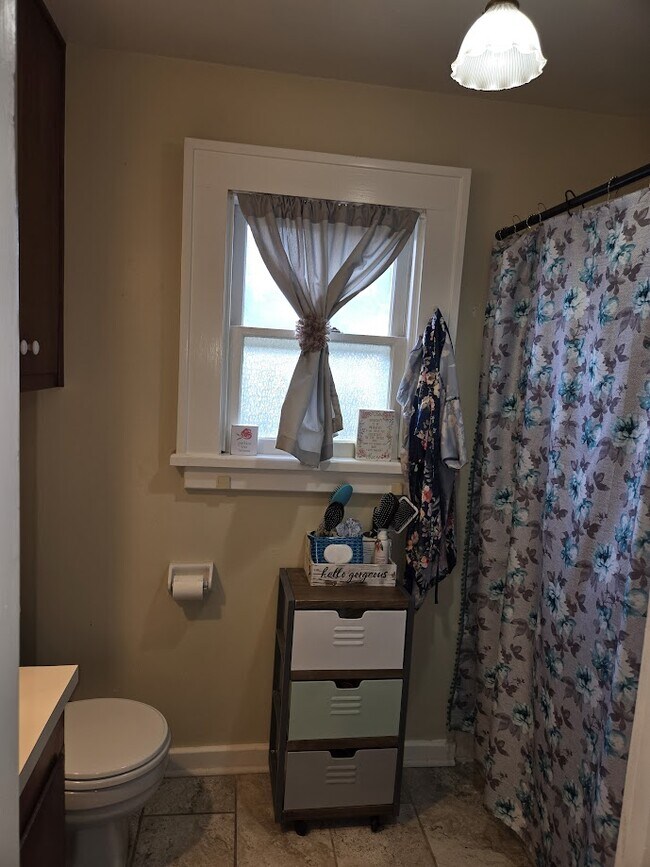 Building Photo - 316 E 7th St