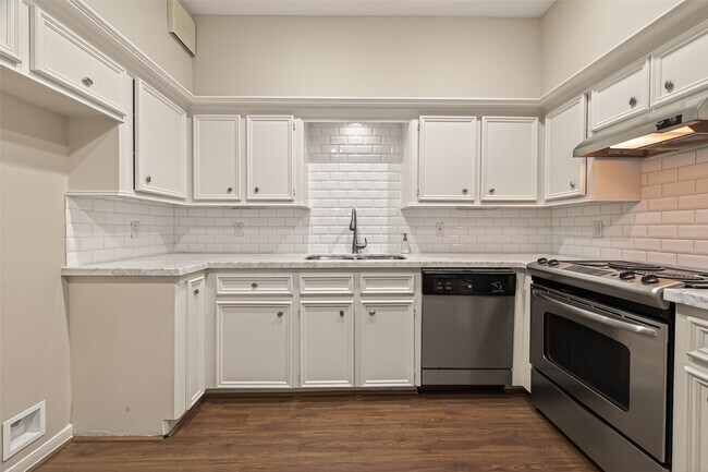 Building Photo - 2413 Potomac Dr