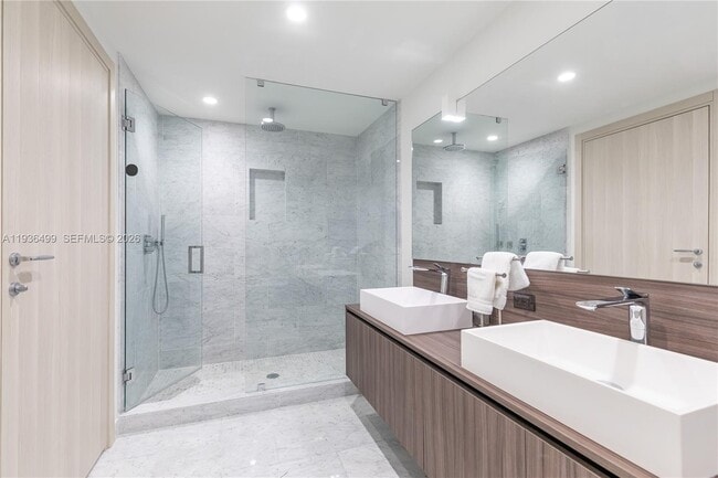 Building Photo - 1000 Brickell Plaza