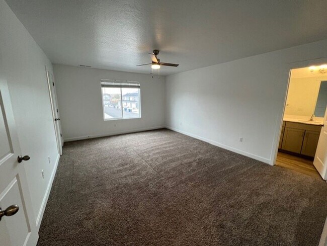 Building Photo - Beautifully Spacious Townhome in Payson, UT  Open house this Saturday 5/9/2026  12-1 pm-  $150 Am...