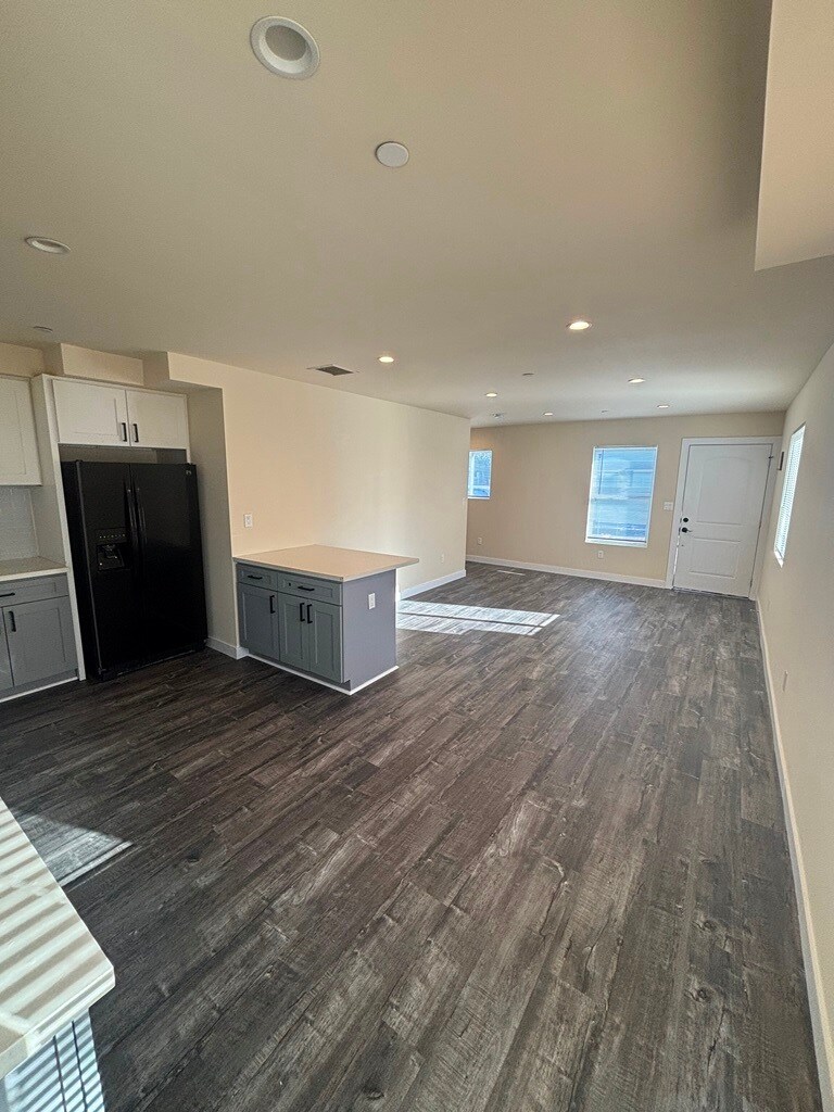 Building Photo - 1651 W 85th St