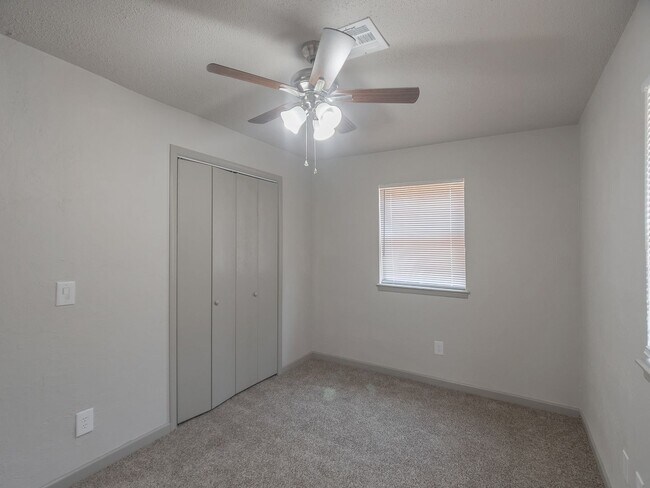 Building Photo - Charming 3 bedroom, 1.5 bath single-family home in a quiet northwest Oklahoma City neighborhood