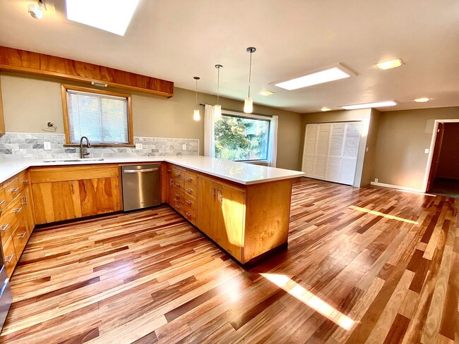 Building Photo - 4 Bedroom 2.5 bath on Central Rim minutes from downtown