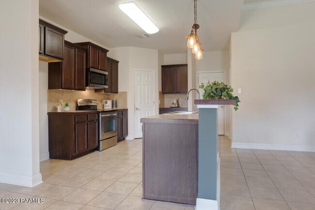 Building Photo - 106 Farmers Market Dr