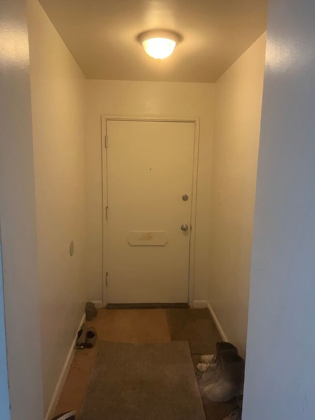 Building Photo - Move in now! 2 bed/ 1 bath