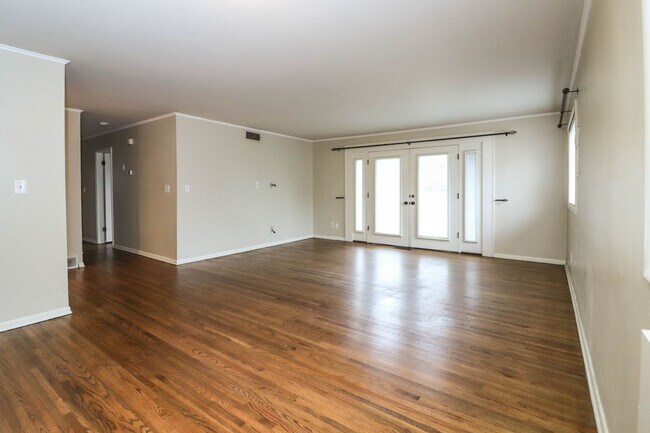 Building Photo - Darling 3 Bedroom With Hardwood Floors!