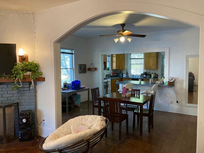 Building Photo - Beautiful, Large 3 Bedroom House Steps fro...