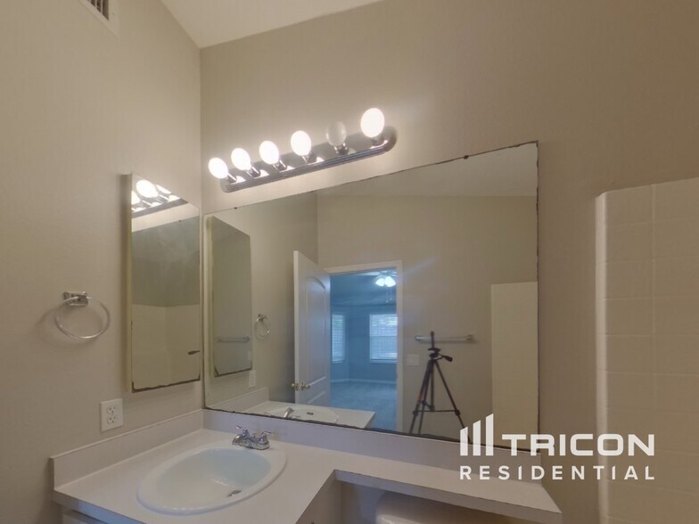 Building Photo - 10435 Blackmore Dr