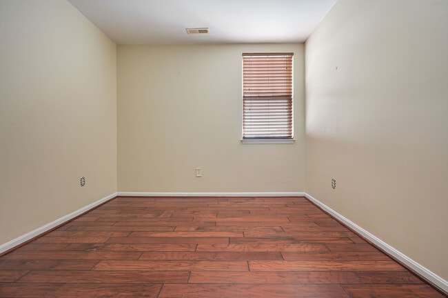 Building Photo - 3902 N Sagamore Dr