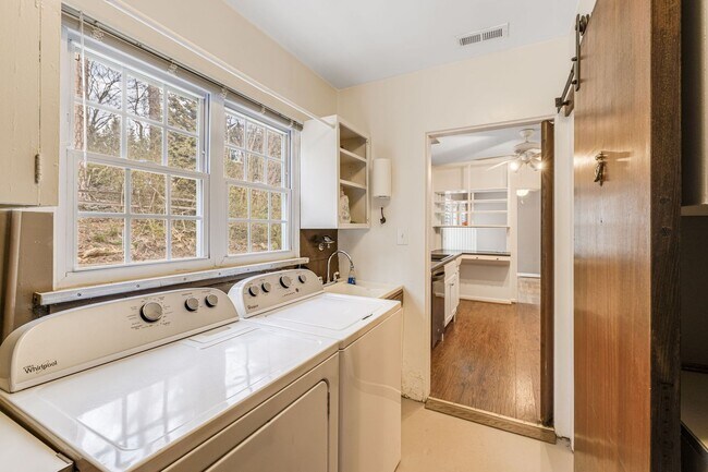 Building Photo - Bright & Inviting 2-Bedroom Home with Fenced-In Yard, Garage & Lawn Care Included