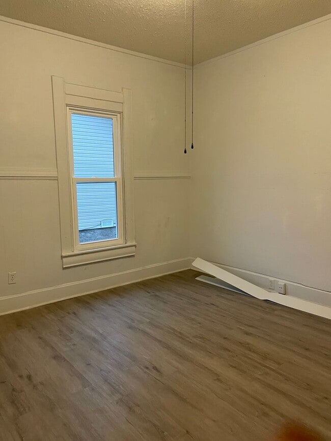 Building Photo - 3 bedroom 2 Bath $875