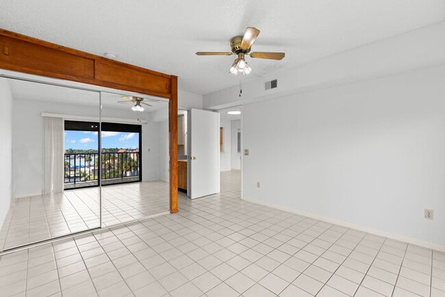 Building Photo - Condo For Rent on ST PETE BEACH!
