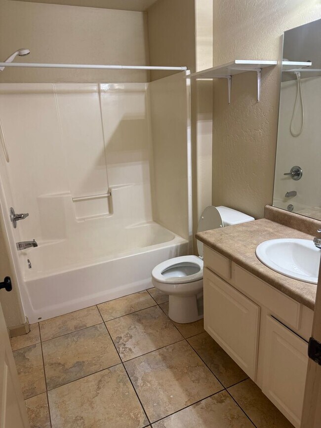 Building Photo - 2BED 2.5 BATH - TOWNHOME IN A QUIET NEIGHBORHOOD