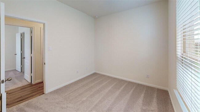 Building Photo - 4809 Sun Fls Dr