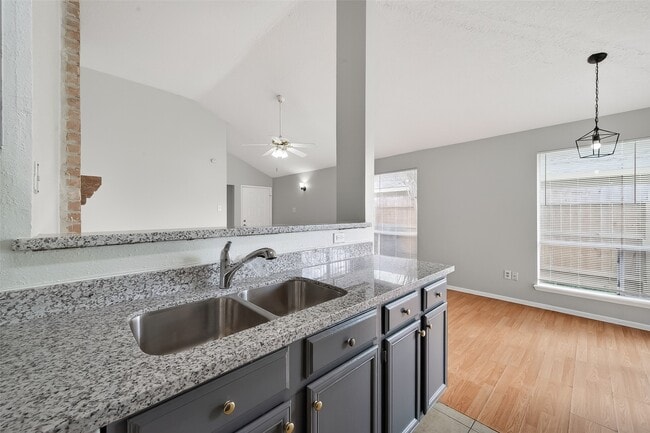 Building Photo - 5205 Beaverbrook Dr