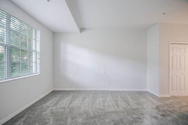 Building Photo - Spacious 3/2 Condo in the Gated Oakwater Community with Single Car Garage! Brand new carpets and ...