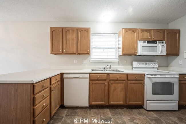Building Photo - "Charming 3-Bedroom Home with 2 Full Baths...