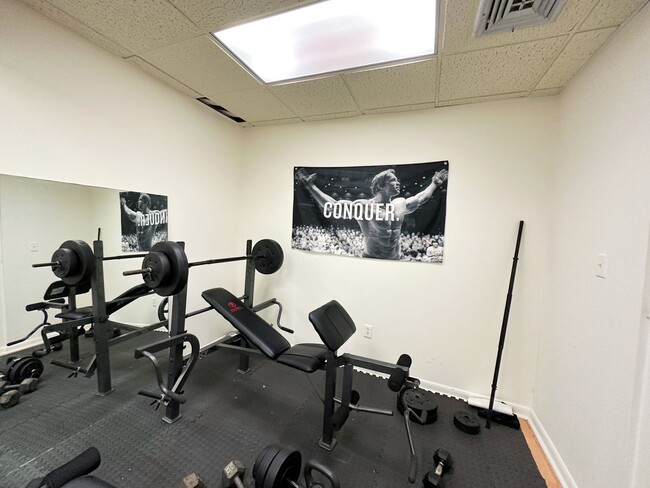 Building Photo - Huge 6 Bedroom, 3.5 Bathroom House in the ...