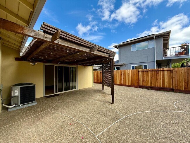 Building Photo - THREE BED / TWO BATH SINGLE LEVEL TERRA LINDA HOME WITH FAMILY ROOM AND A/C