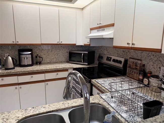 Building Photo - 12500 SW 5th Ct