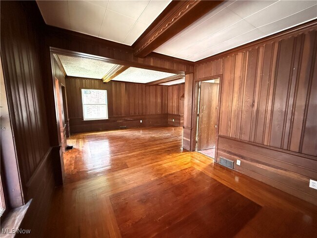 Building Photo - 833 Work Dr