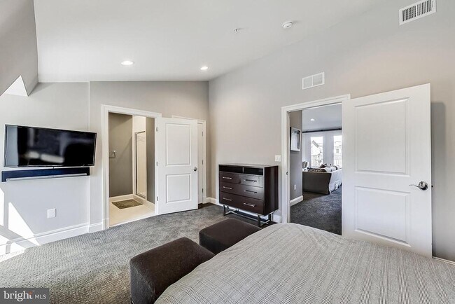 Building Photo - 10821 Symphony Park Dr