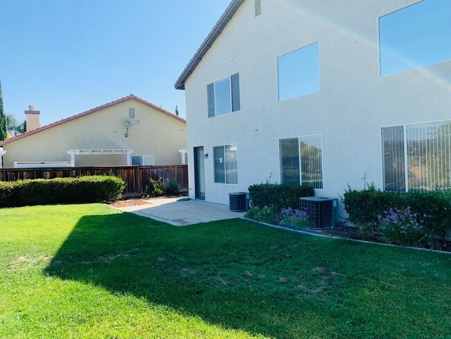 Building Photo - Large 4 bedroom home for lease in the hear...