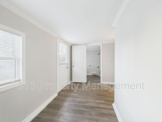 Building Photo - 126 S Village Terrace