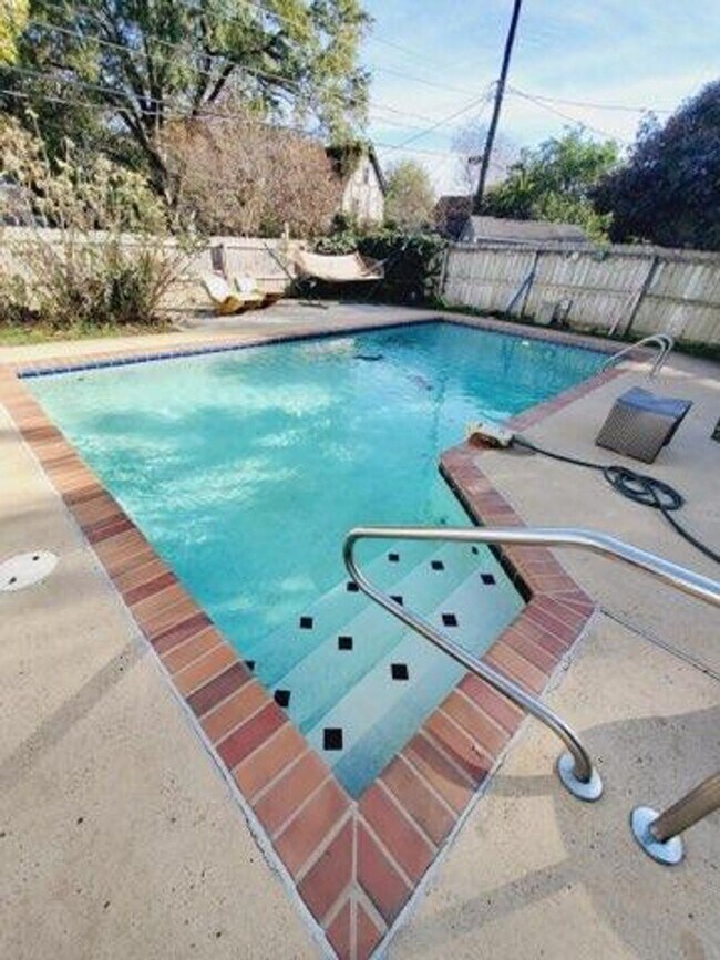 Building Photo - Beautiful Spacious 4 BD Home and 1 BD Back House with Pool!! Right Across Rhodes College, Perfect...