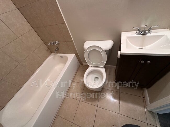 Building Photo - 833 Commodore Dr NW