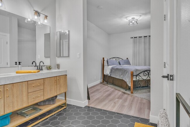 Building Photo - 433 E Tamarack Ave