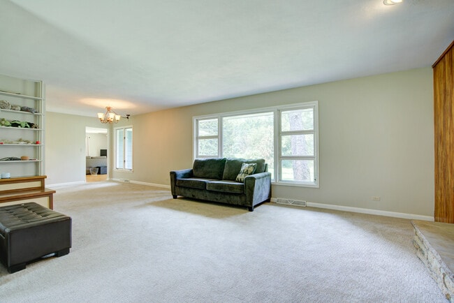 Building Photo - 24W360 Hemlock Ln