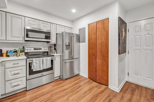 Primary Photo - 25 Grand St