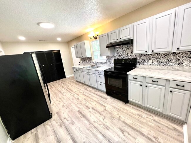 Building Photo - 804 W 2nd St