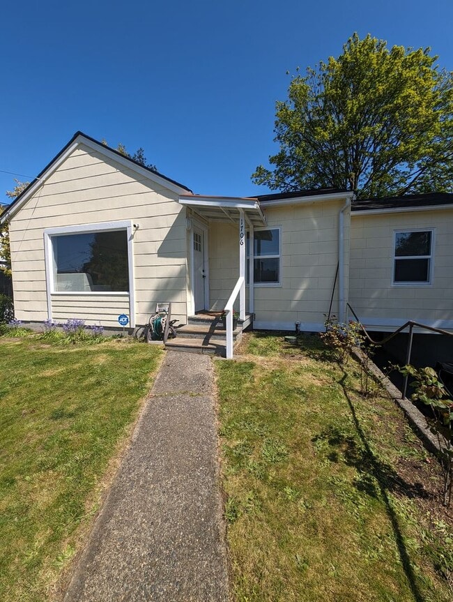 Building Photo - Updated 3 Bedroom Charmer in the Heart of ...