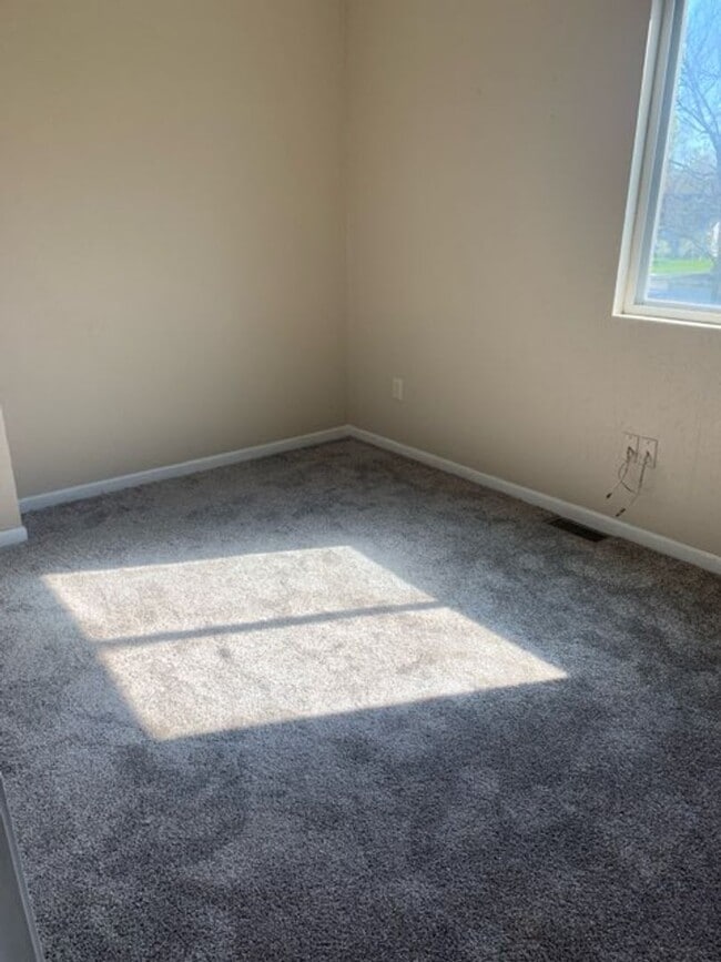 Building Photo - Spacious 4 Bedroom 2 bath house located ne...