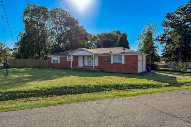 Primary Photo - Fully Remodeled 3 Bed, 2 Bath Home in Fort...