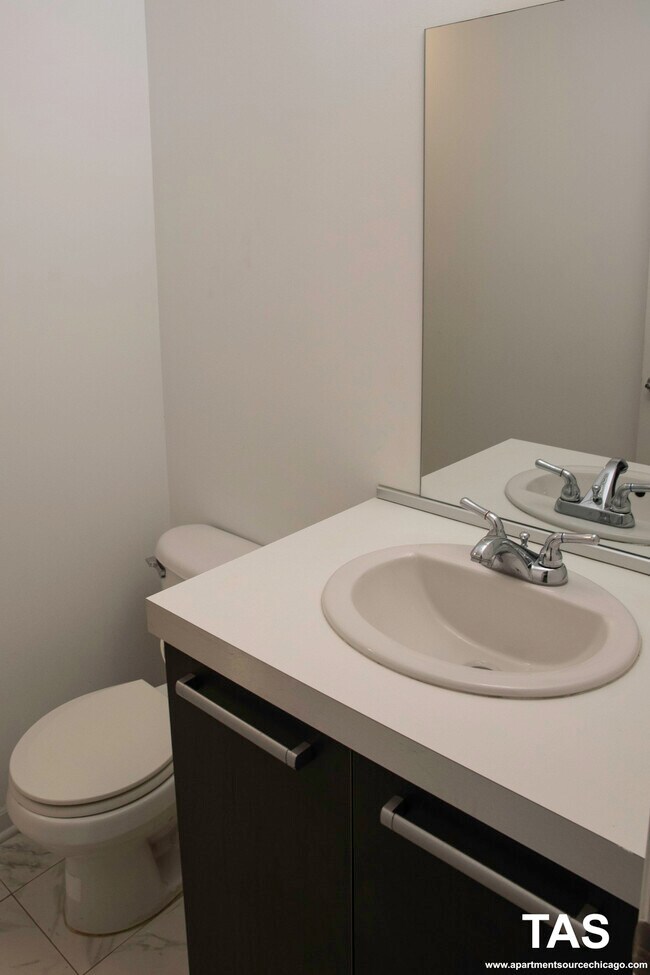 Building Photo - 1544 W Glenlake Ave