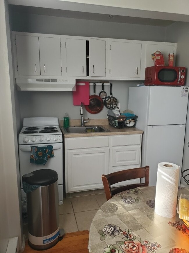 Building Photo - Move-In Today: Awesome 1-Bed, 1-Bath Apartment/Home!