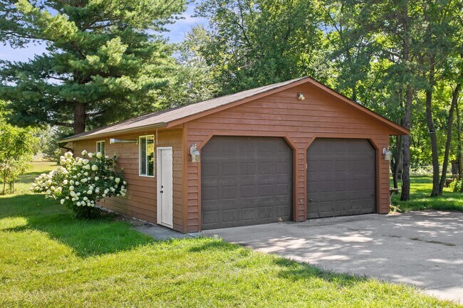 Building Photo - Rent in Andover 4 bd 3 ba 5 garage stalls,...