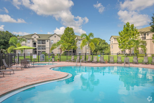 Poolside spa - Versant Place Apartments