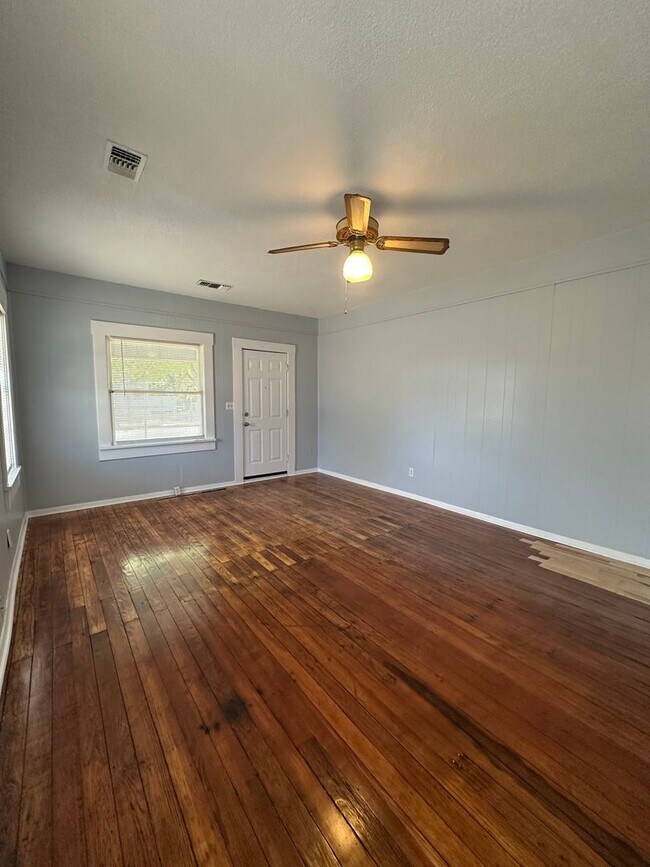 Building Photo - 1700 S Lincoln St